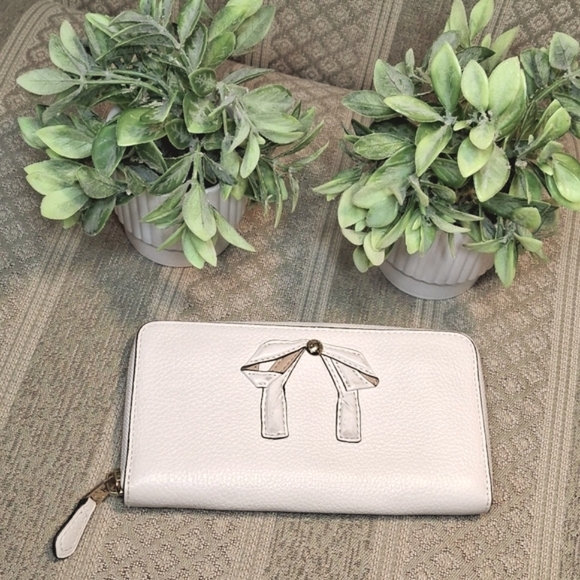 Coach Bow Accordian Leather Zippy Wallet in Chalk off white - Picture 16 of 16